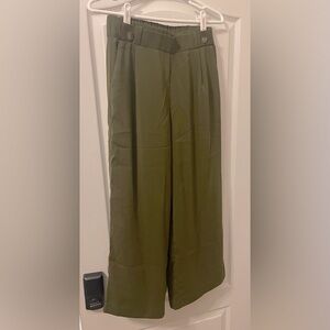 Women’s wide leg cropped pants size medium